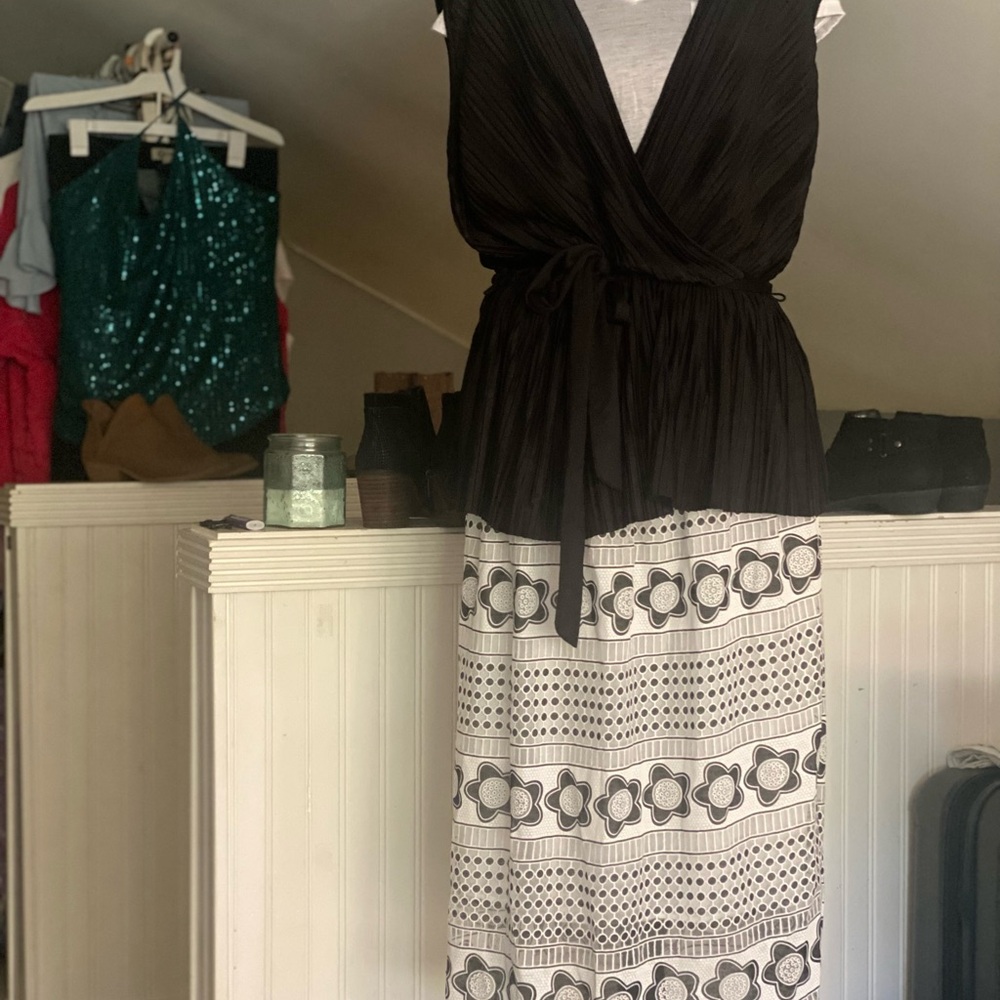 Super cute! Black , belted top! Looks so cute with jeans or skirts!